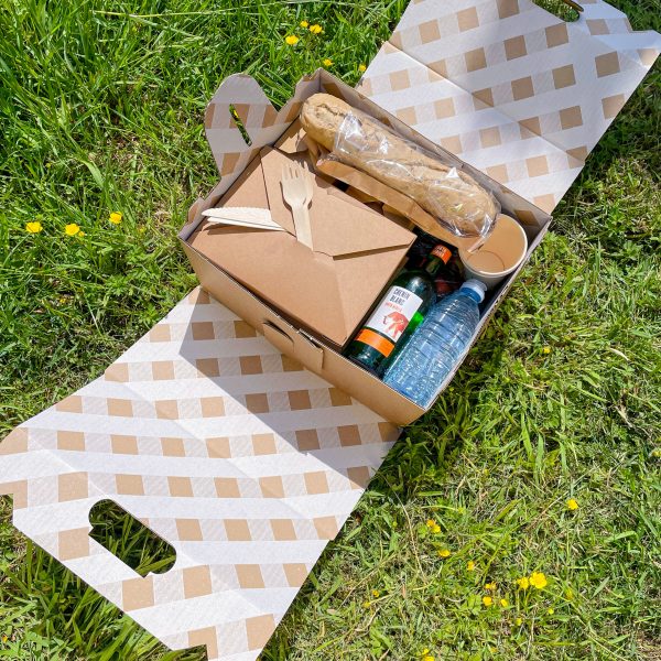 Gevulde-picknickdoos-van-karton-bericht-handvat